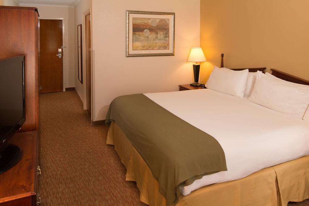 Holiday Inn Express & Suites Greensboro - I-40 Atwendover By Ihg Exterior photo