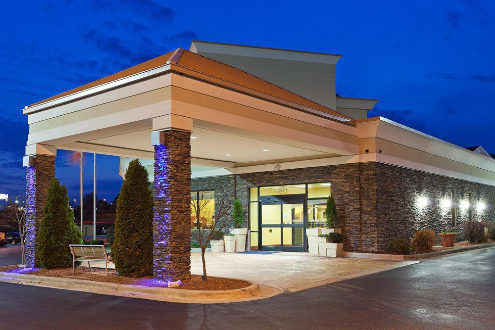 Holiday Inn Express & Suites Greensboro - I-40 Atwendover By Ihg Exterior photo