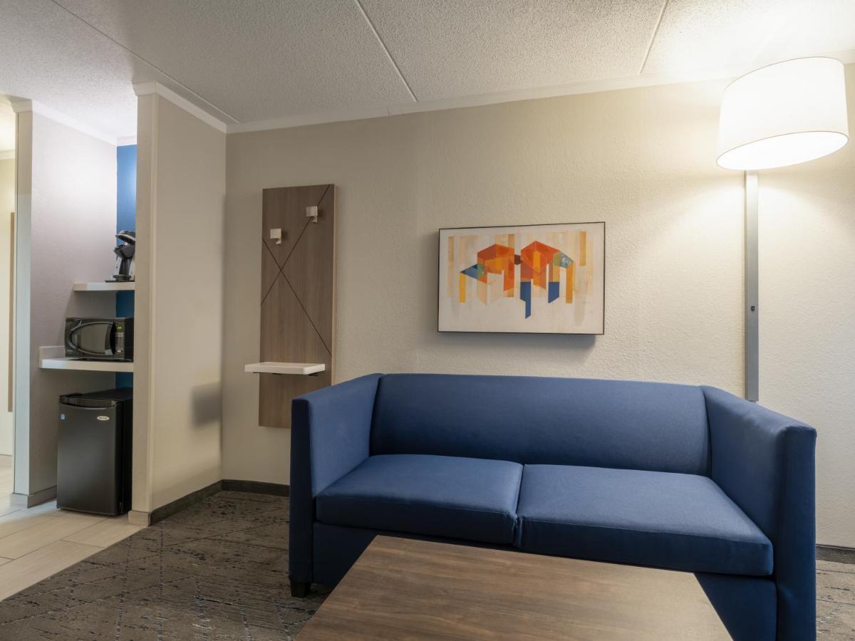 Holiday Inn Express & Suites Greensboro - I-40 Atwendover By Ihg Exterior photo