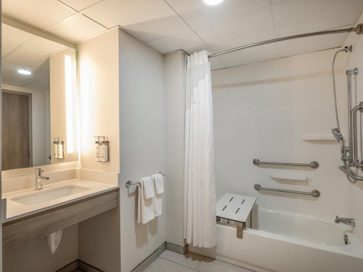 Holiday Inn Express & Suites Greensboro - I-40 Atwendover By Ihg Exterior photo