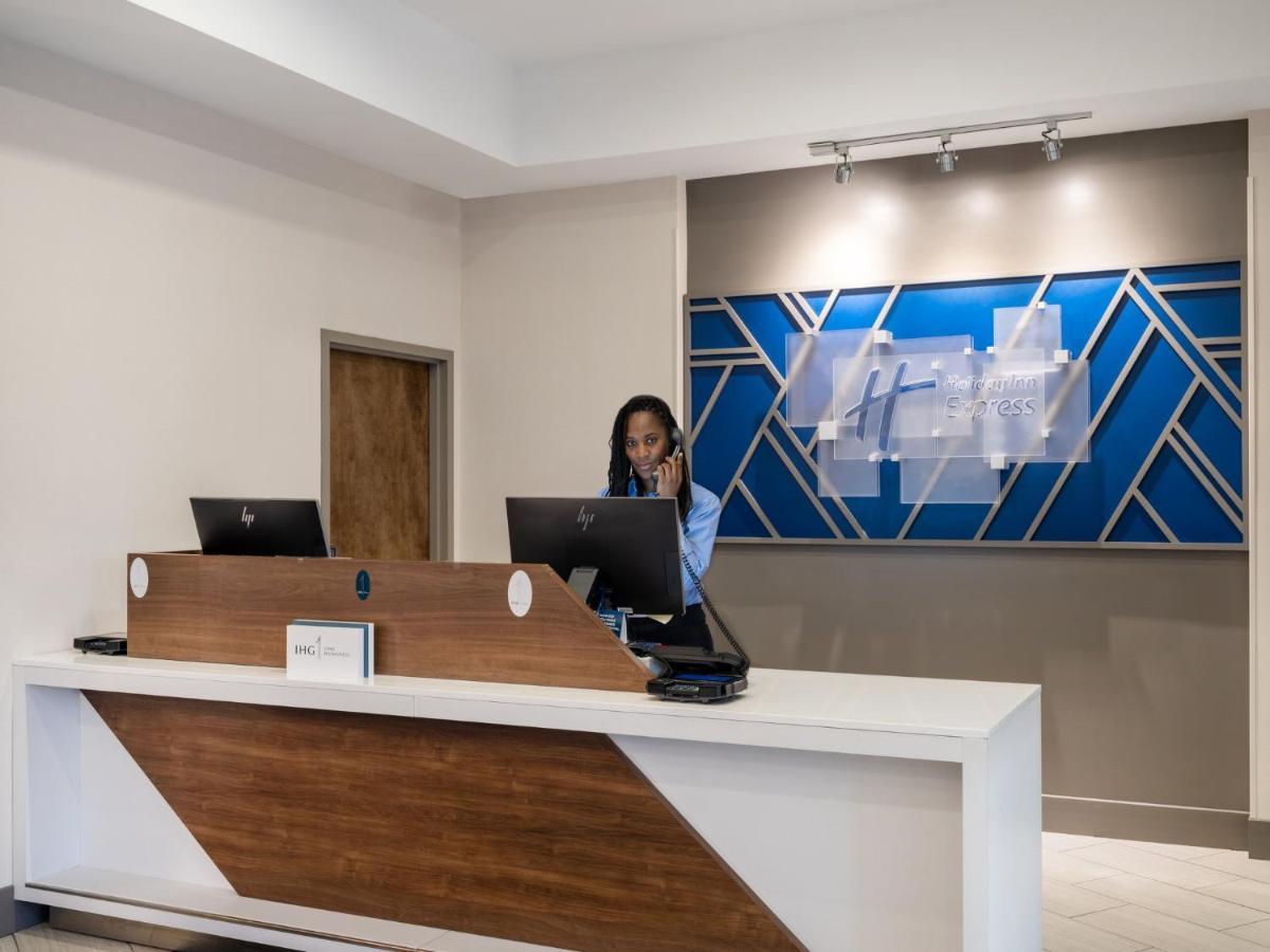 Holiday Inn Express & Suites Greensboro - I-40 Atwendover By Ihg Exterior photo
