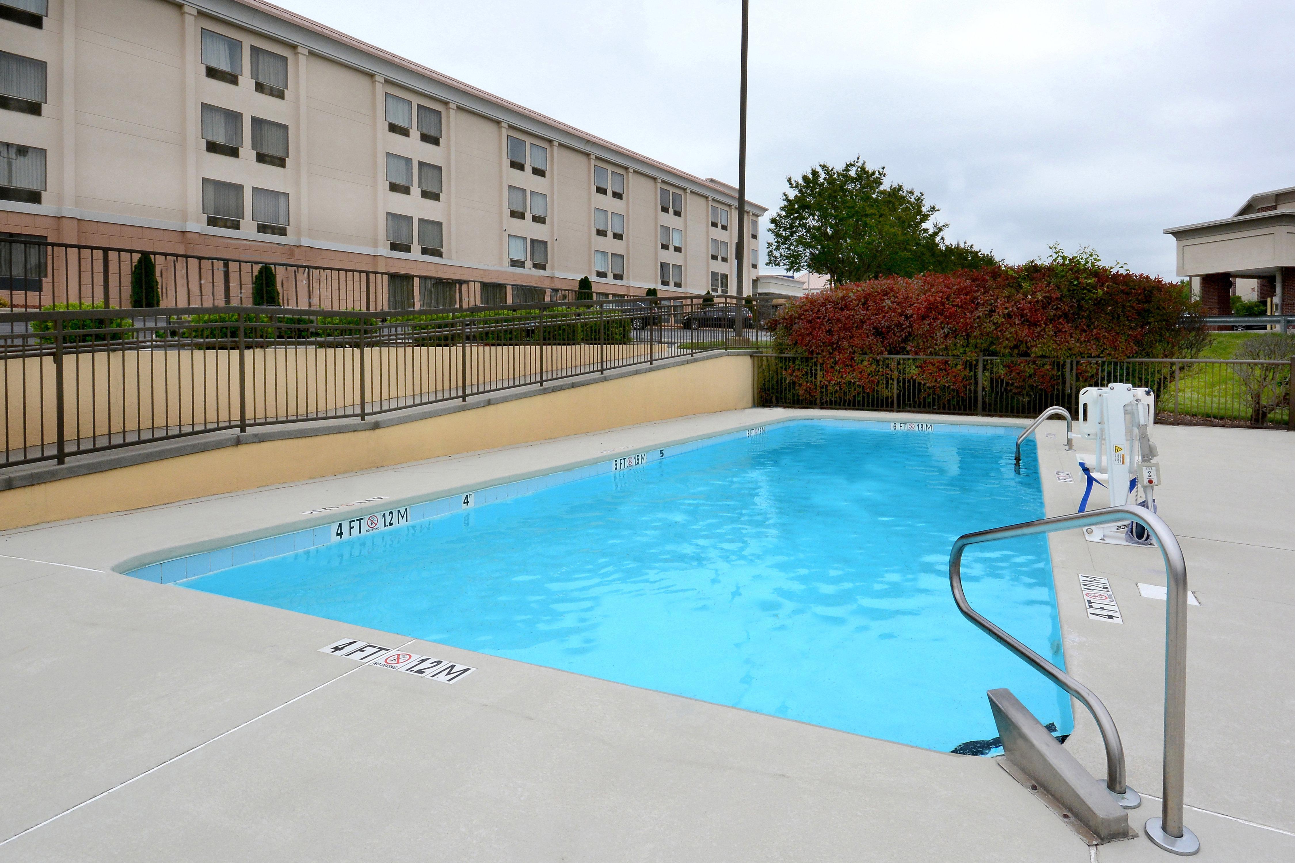 Holiday Inn Express & Suites Greensboro - I-40 Atwendover By Ihg Exterior photo